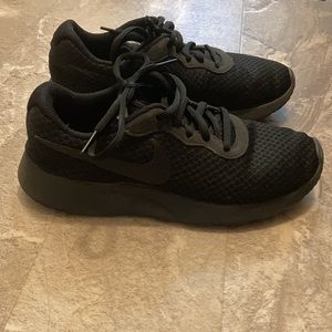 Women’s Size 8 Black Nike Roshe Sneakers